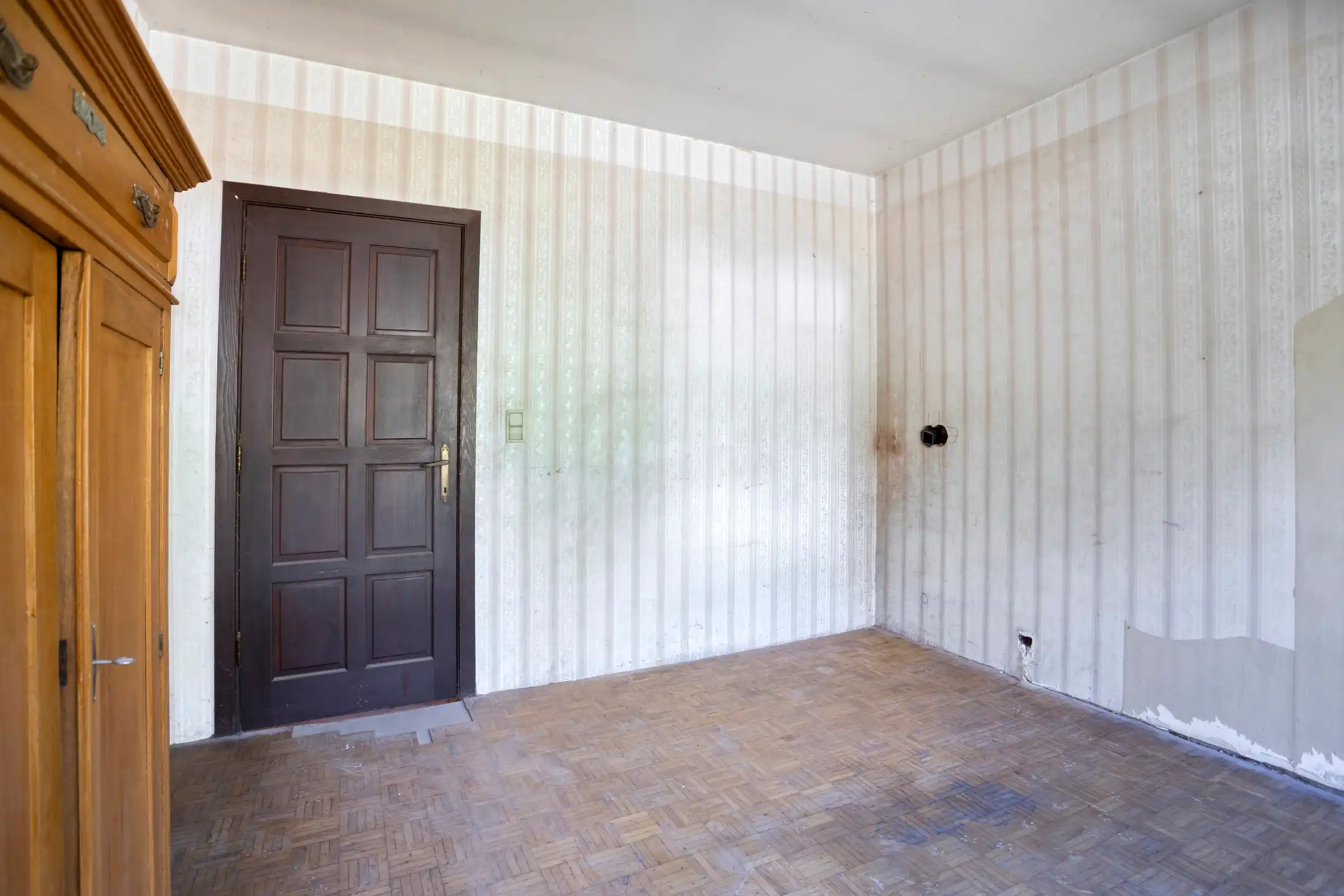 Te renoveren vrijstaande woning met veel potentieel foto 8