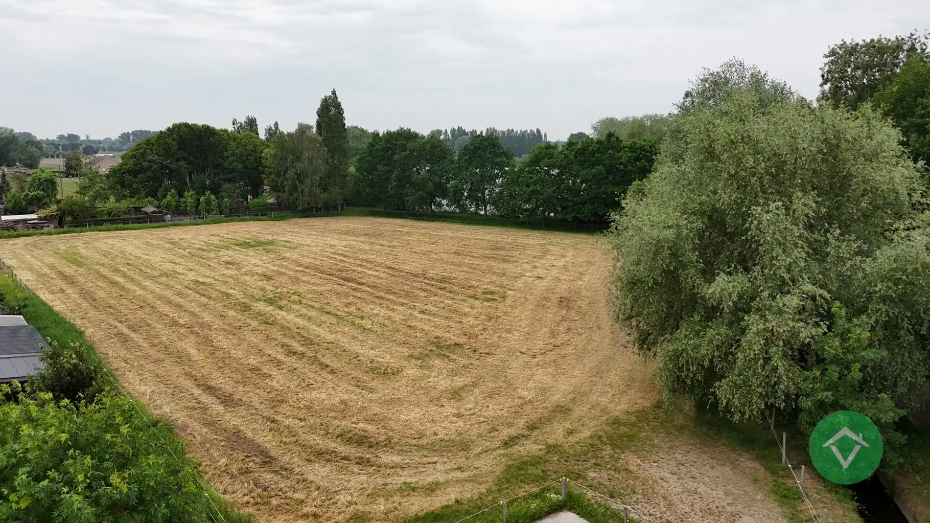 Alleenstaande woning met naastliggend stuk bouwgrond en weide te Eernegem foto 8
