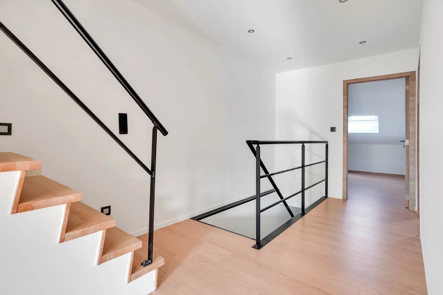 Gerenoveerde woning met vier slaapkamers en inpandige garage foto 8