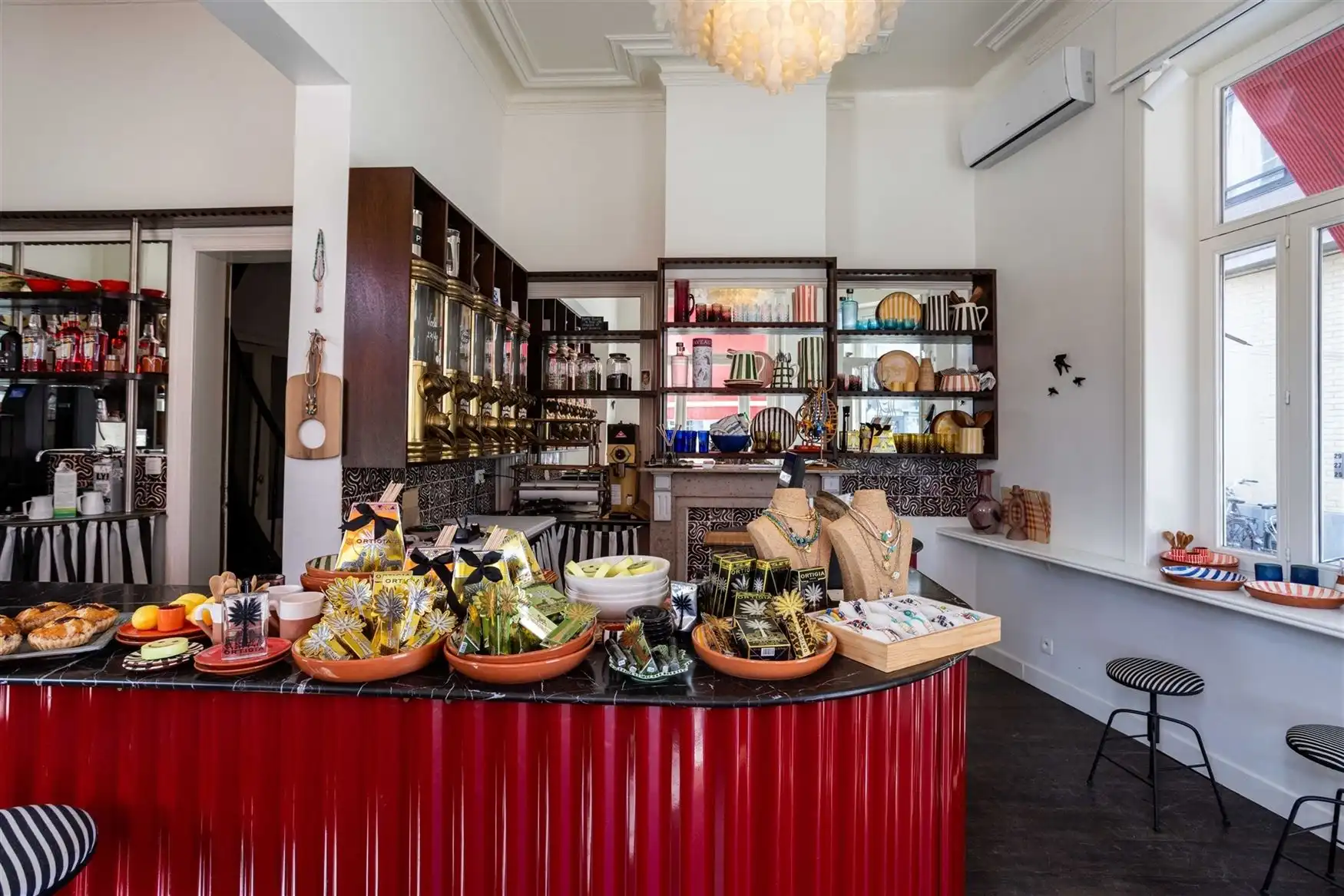 Horecapand met terras aan het water in hartje Gent foto 5