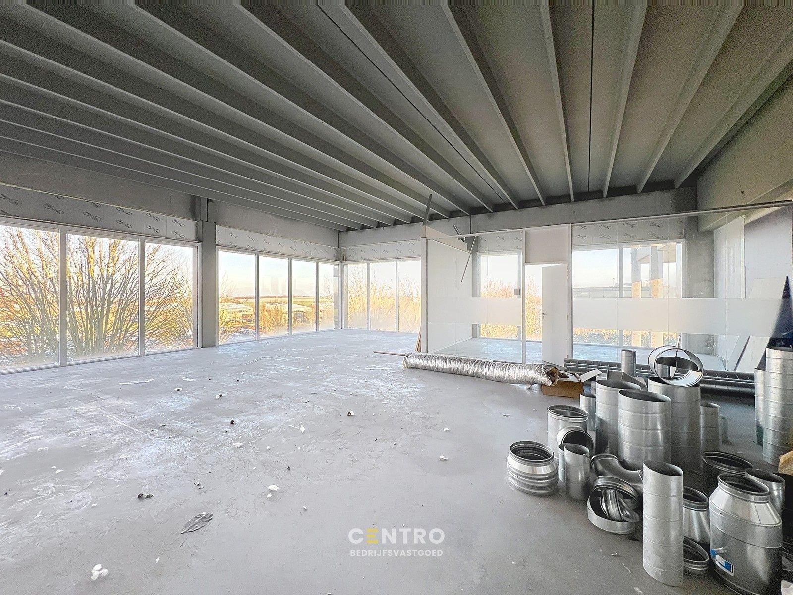 Energiezuinige, vernieuwde SERVICED kantoorruimte met mogelijkheid om een MAGAZIJN (215m²) bij te huren op Ieper Business Park! foto 15