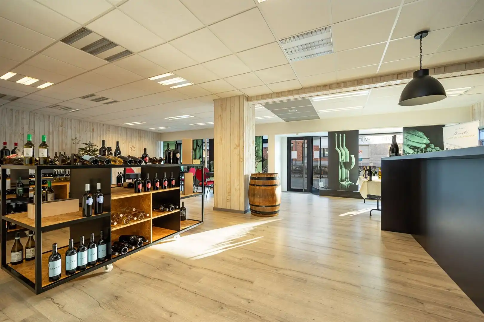 Handelspand met appartement, magazijn én hangar foto 4