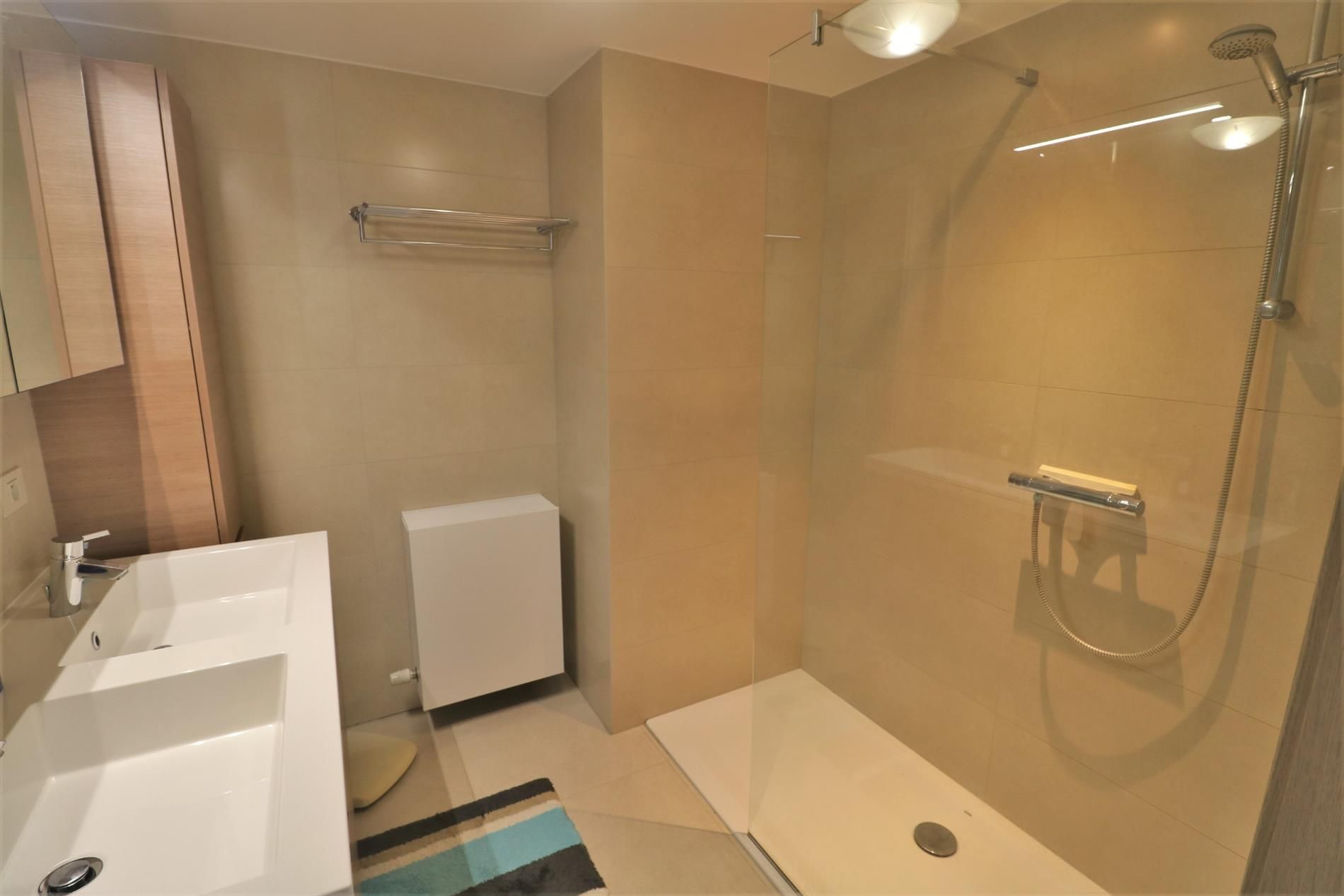 Instapklaar & modern 3 slaapkamer-appartement met zéér ruim zonneterras (45m²) te Bredene-Duinen! foto 12