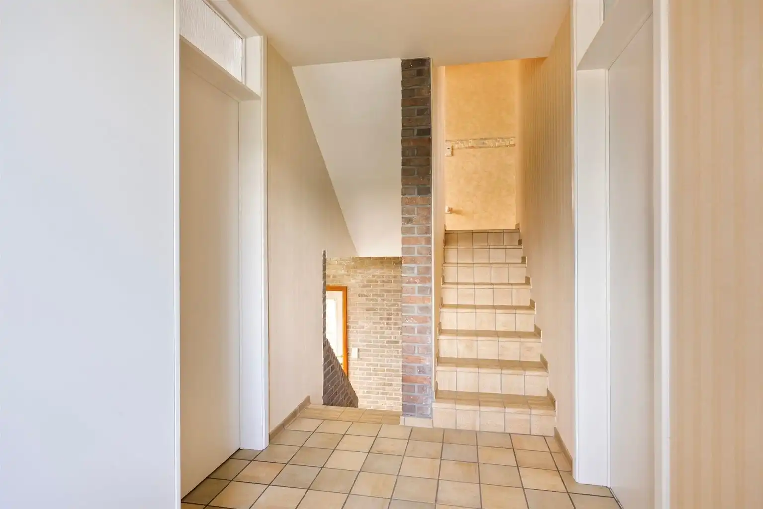 Toffe, vrijstaande split-level woning met 4 slaapkamers, inpandige garage, prachtig aangelegde tuin en zonnepanelen, rustig gelegen in het landelijke Ophoven.  foto 18