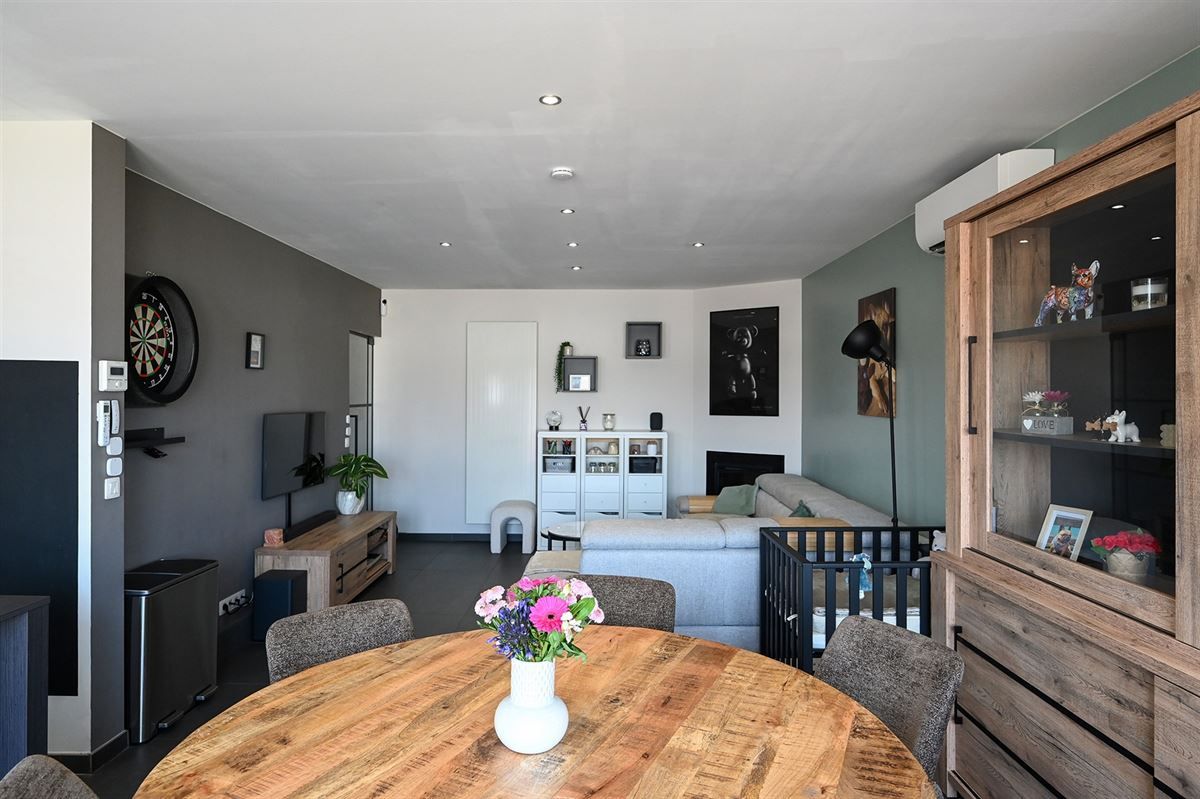 Totaal gerenoveerd appartement in rustige straat foto 7