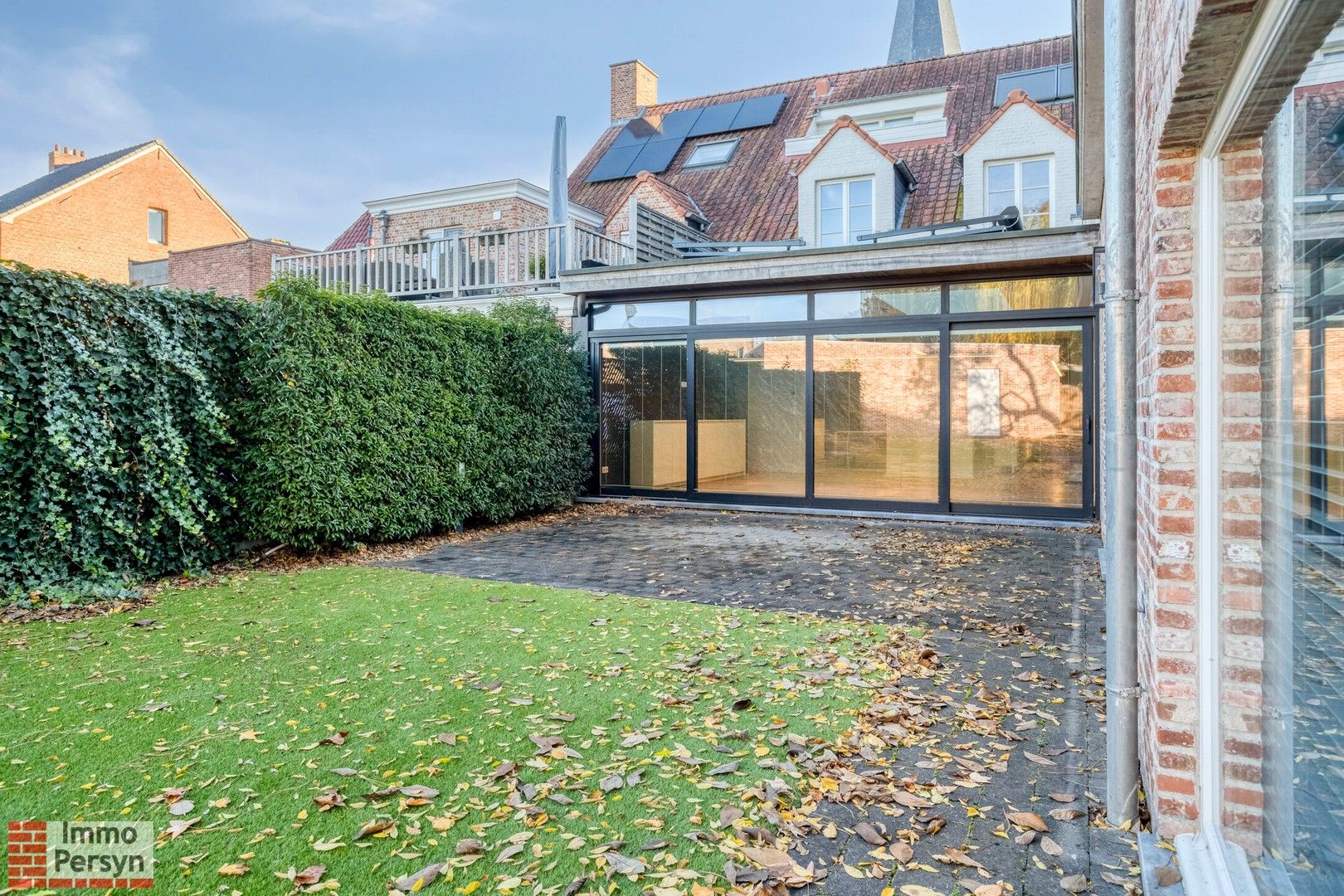 Ruim gelijkvloers appartement met tuin en 2 staanplaatsen. foto 32