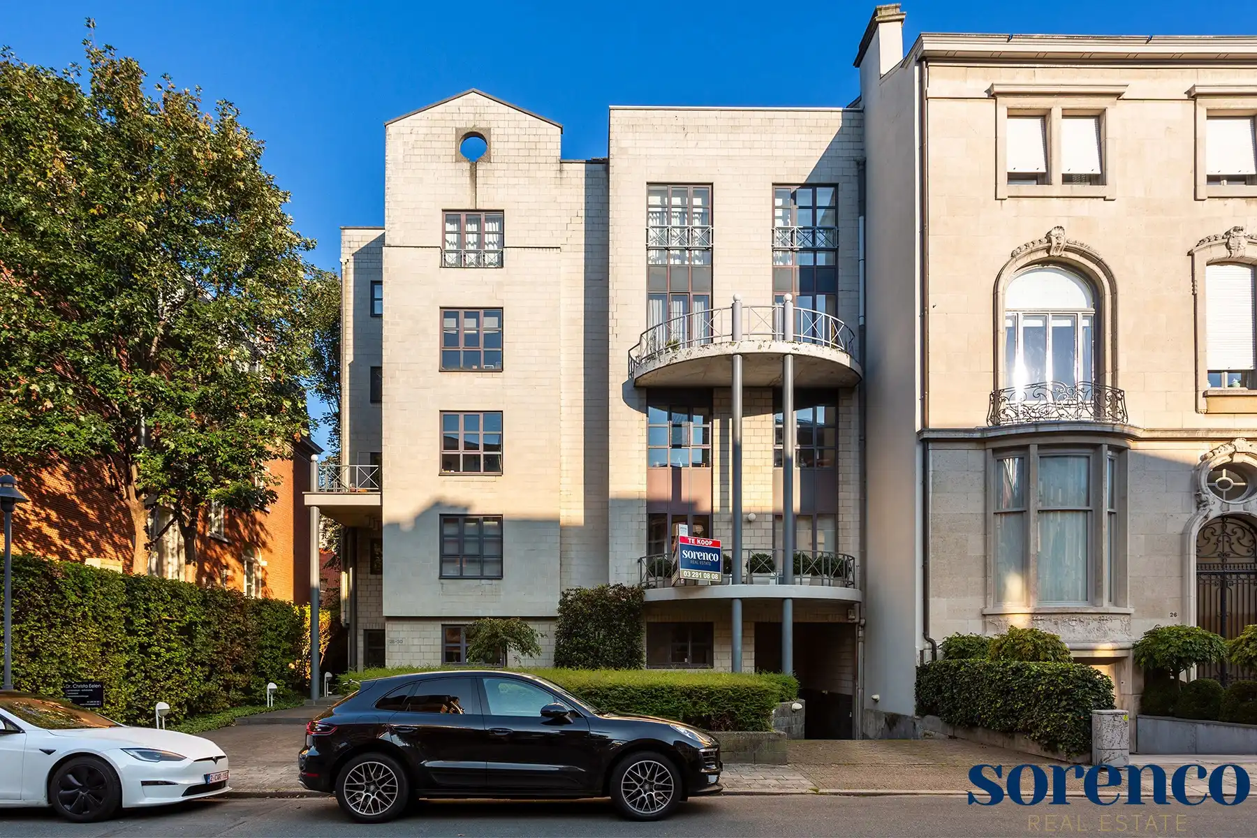 Riant app. met praktijk/kantoor op toplocatie te Van Putlei  foto {{pictureIndex}}