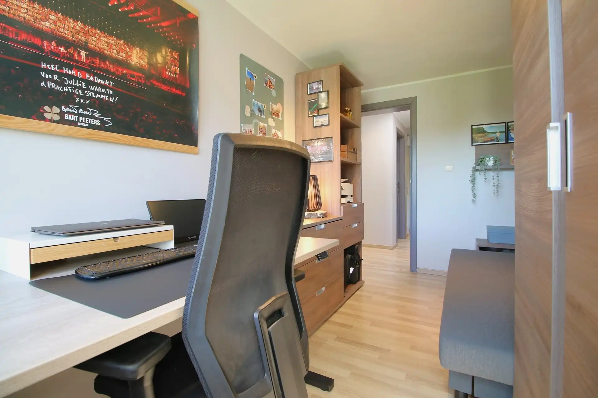 Instapklare gerenoveerde woning met 4 slpks. en aparte garage in doodlopende straat foto 19