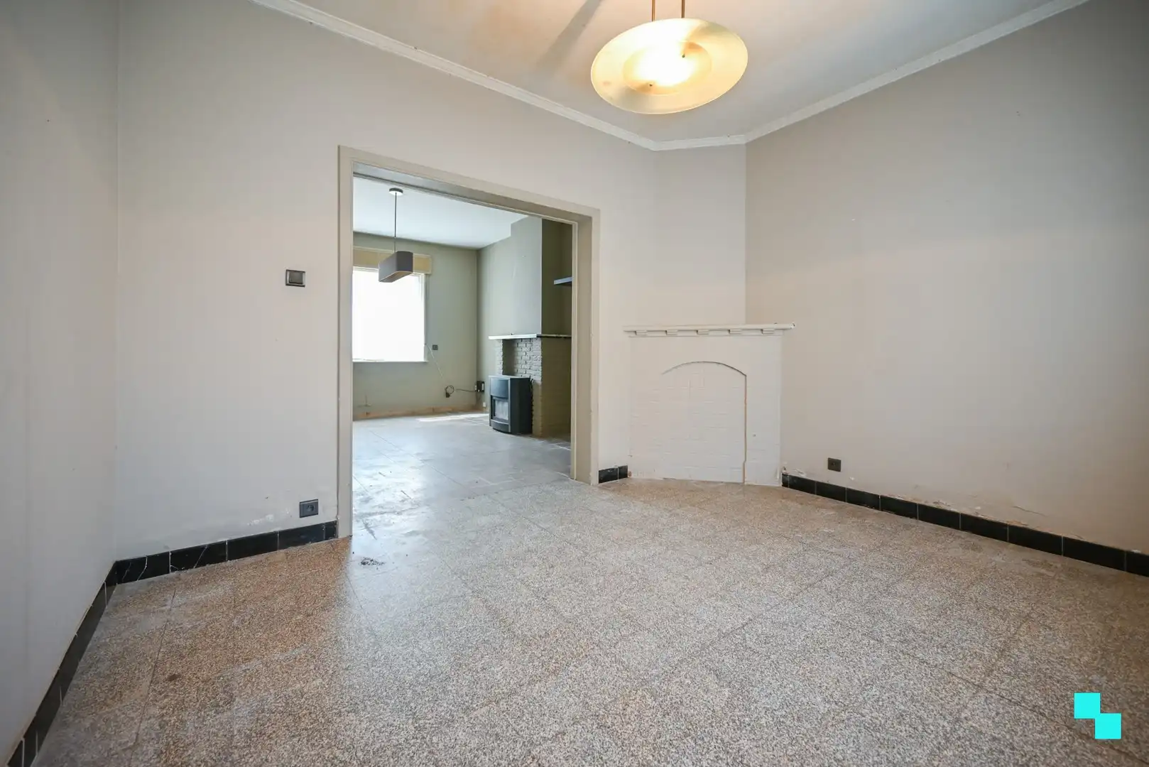 Te renoveren halfopen bebouwing met garage foto 10