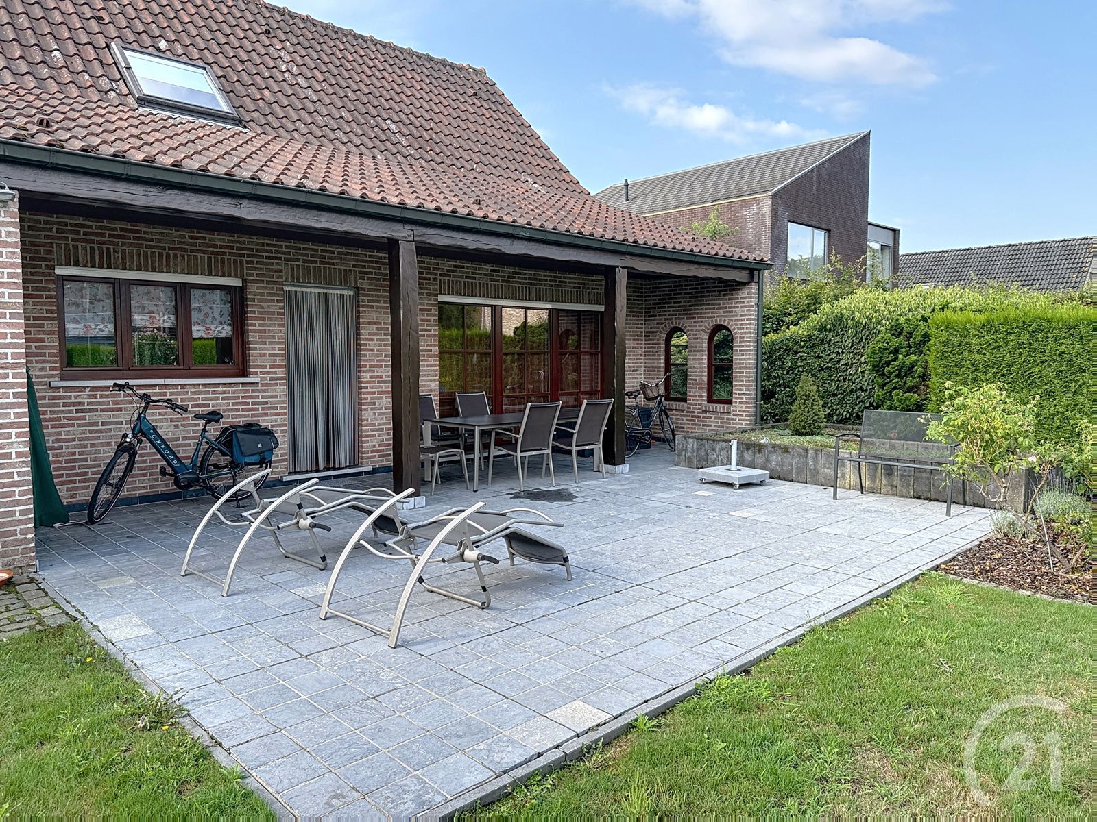 Ruime open bebouwing met vernieuwde keuken en prachtige tuin! foto 27