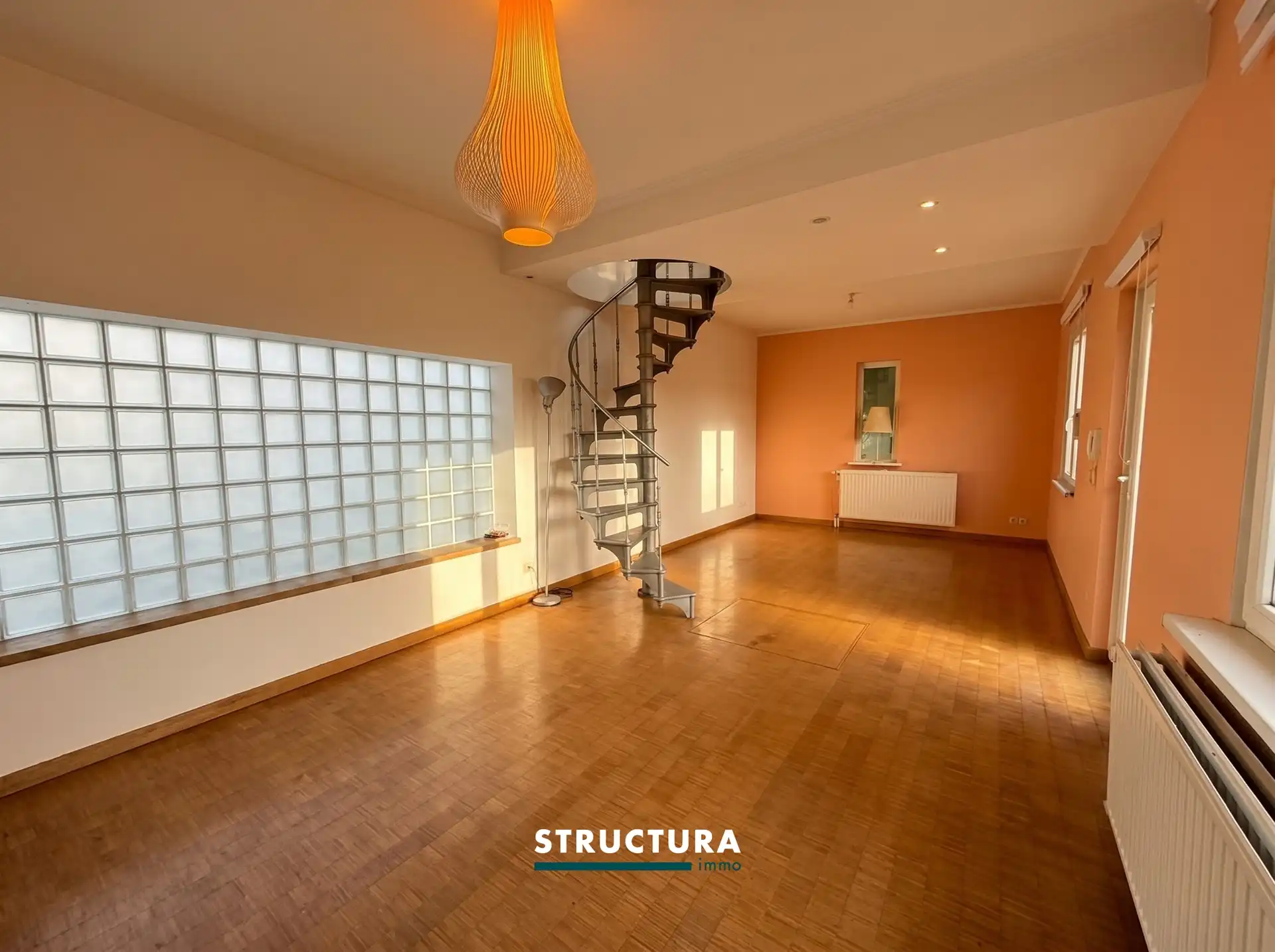Woning met ruim terras en staanplaats foto 4