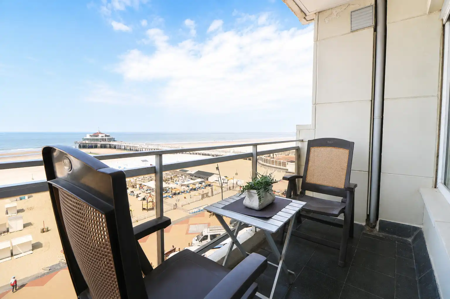 Ruim appartement met 3 slaapkamers, 2 badkamers en fantastisch zicht op de zee en de Pier. foto 12