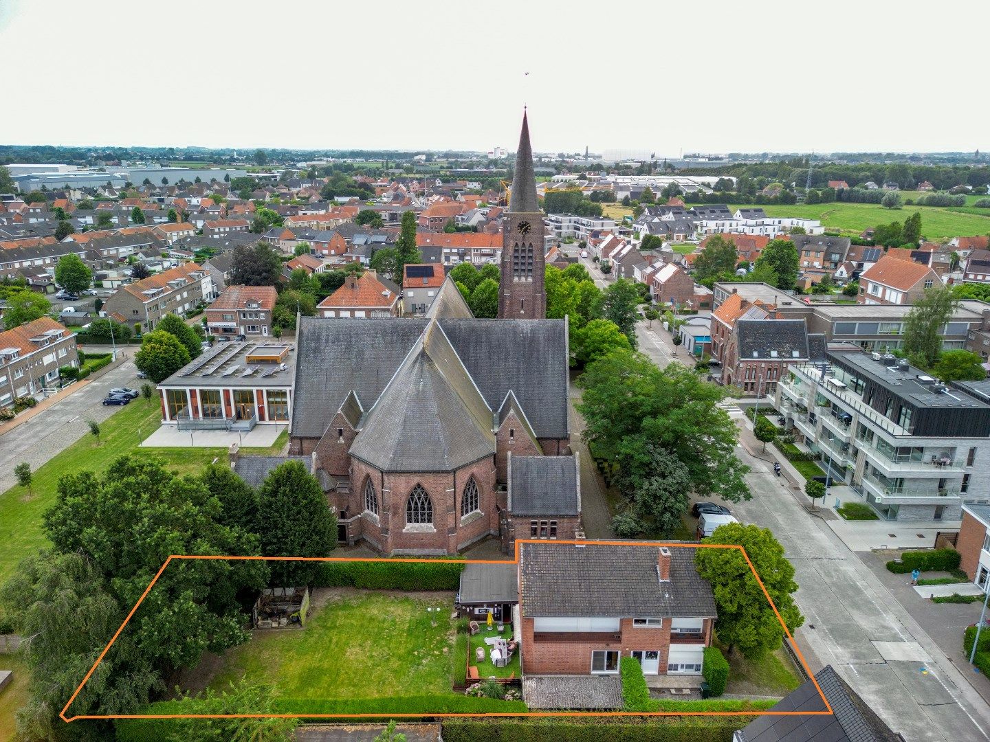 Op te knappen voormalige pastoriewoning (thans verhuurd) op 10 are grond. foto 5