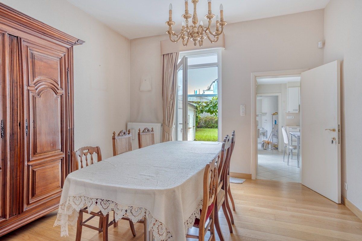 Ruim en gerenoveerd burgerwoning met stadstuin in het hart van Halle foto 7