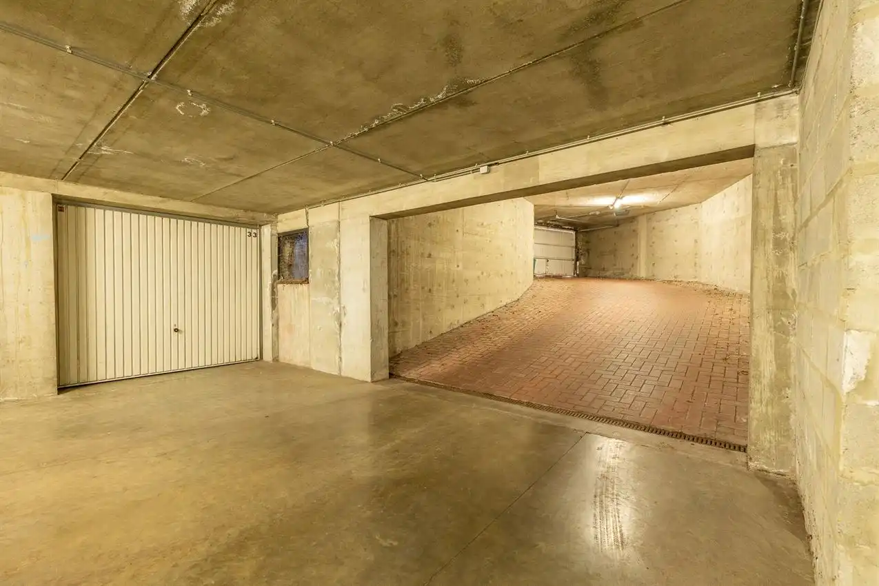 Vernieuwd app, twee slaapkamers, terras en garage foto 35