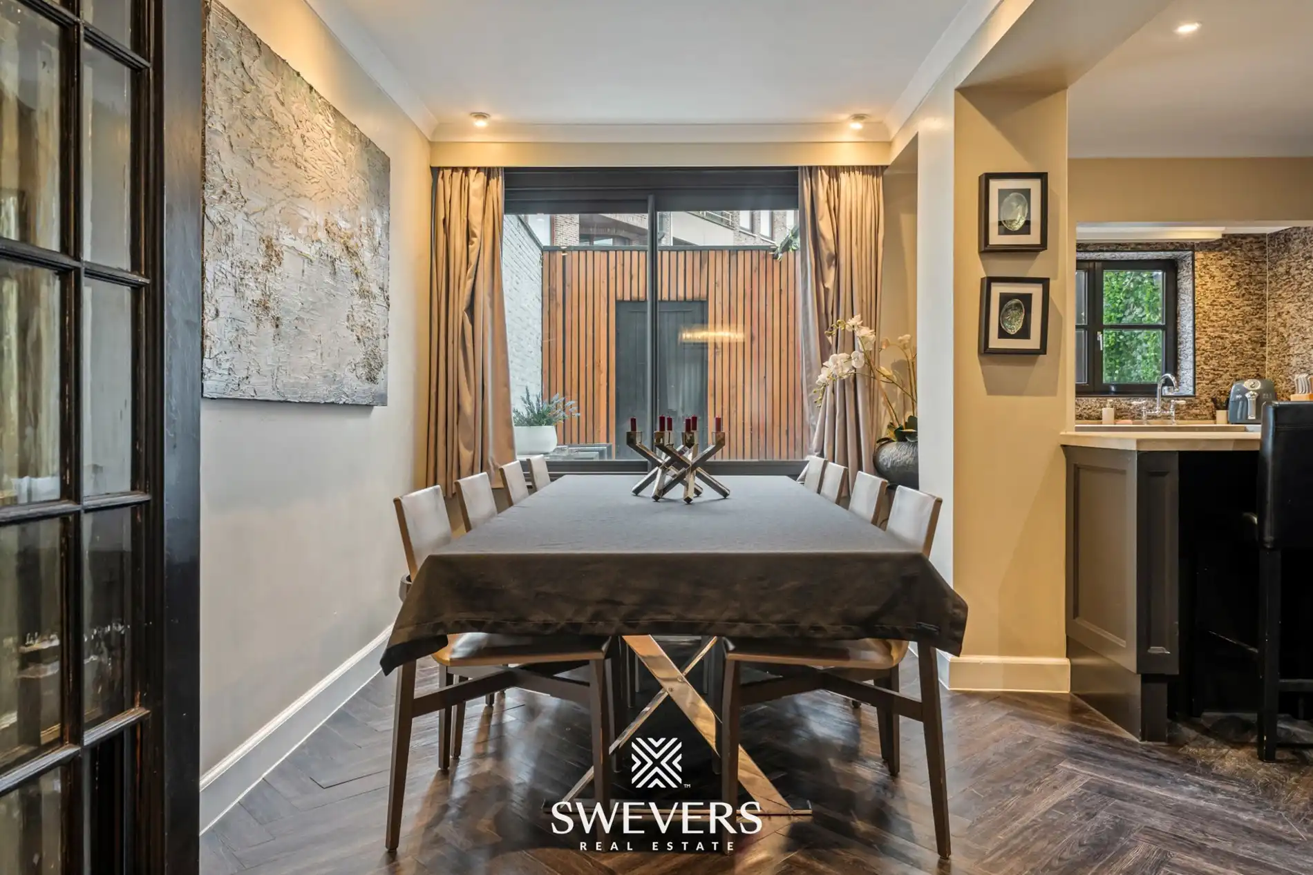 Exclusief gerenoveerde stadswoning met garage en drie terrassen in hartje Hasselt foto 7