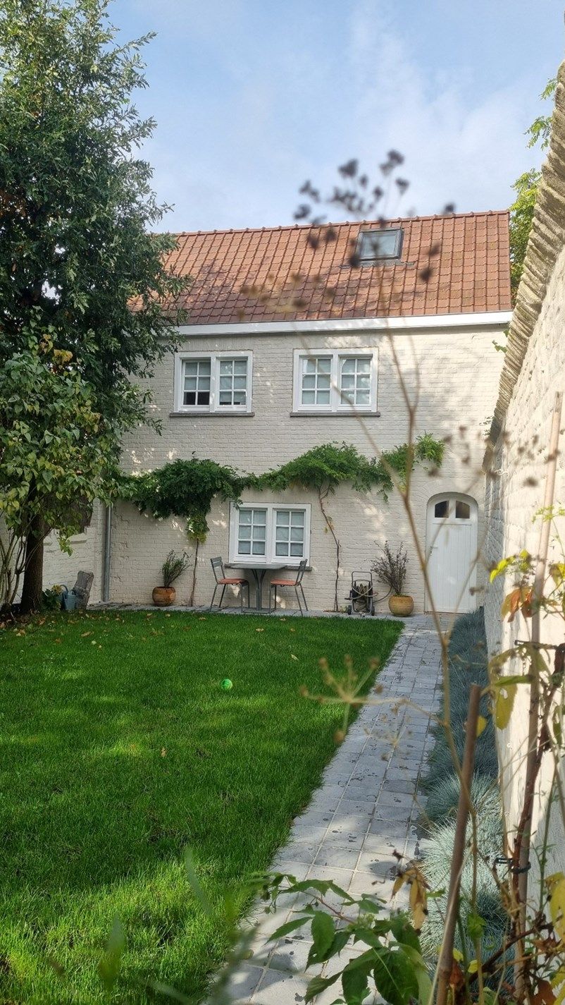 Authentieke volledig gerenoveerde herenwoning met zuidwest gerichte tuin en garage in het hartje van Ieper. foto 28