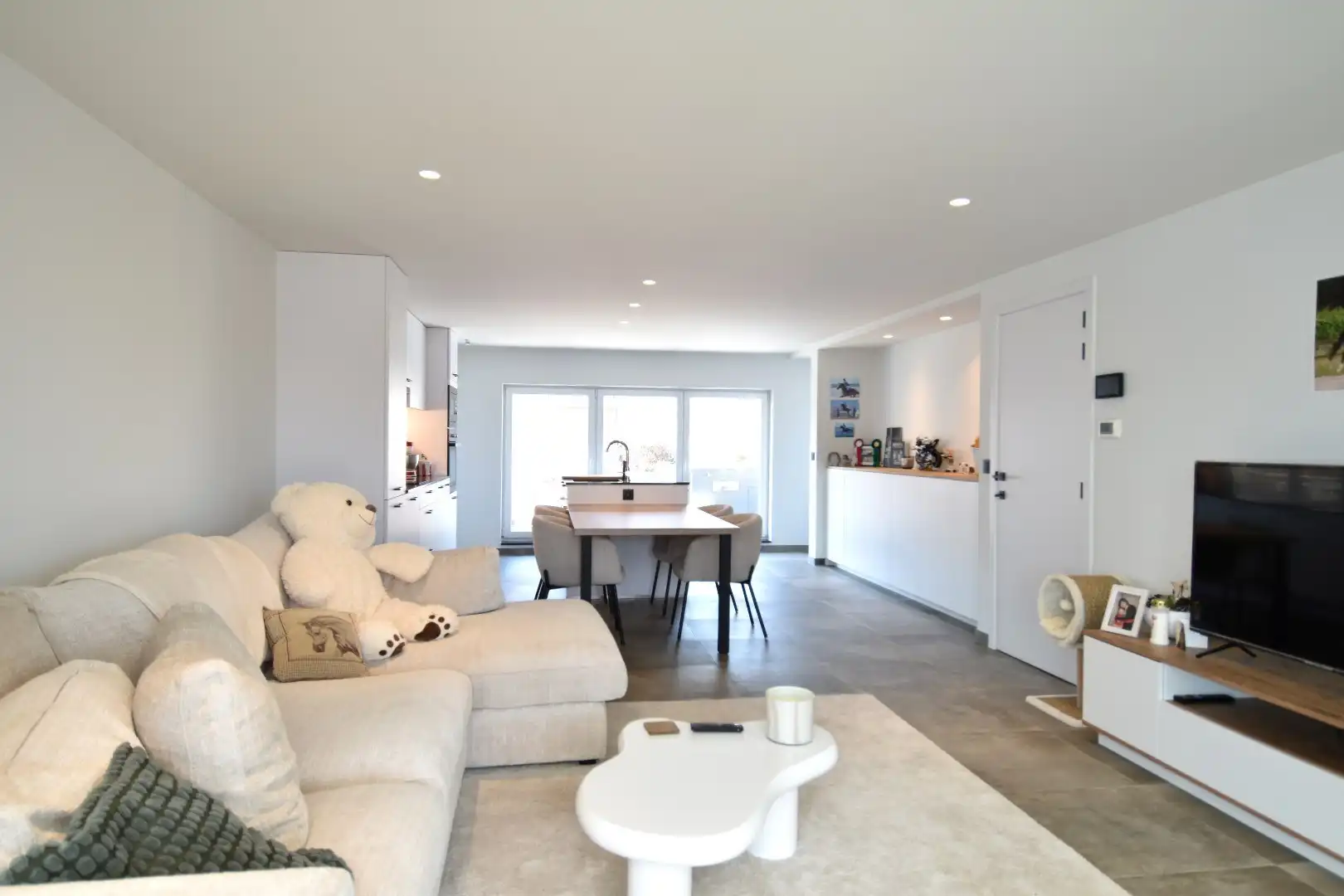 Hoofdfoto van de publicatie: Vernieuwd duplexappartement met opslagruimte van 144 m²