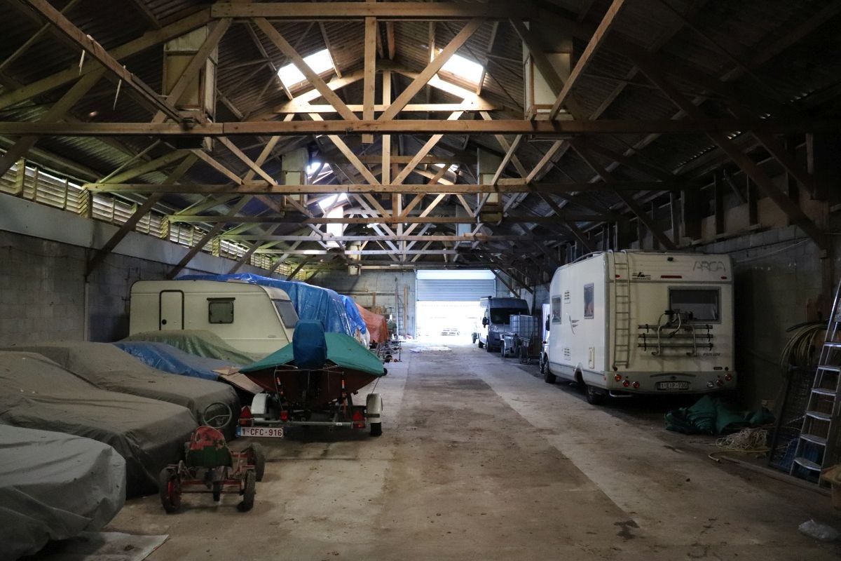 Hoeve met woning, ruime stallen en aanpalende grond te koop te Stekene. foto 10