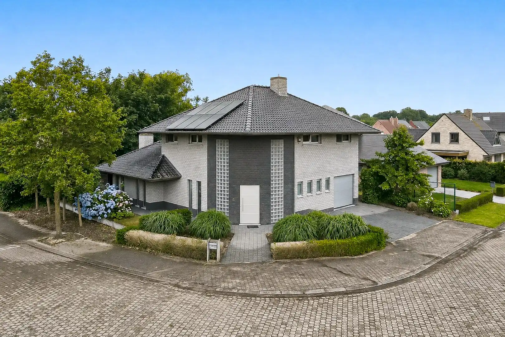 Instapklare alleenstaande woning met 4 slaapkamers op rustige ligging in Koekelare foto {{pictureIndex}}
