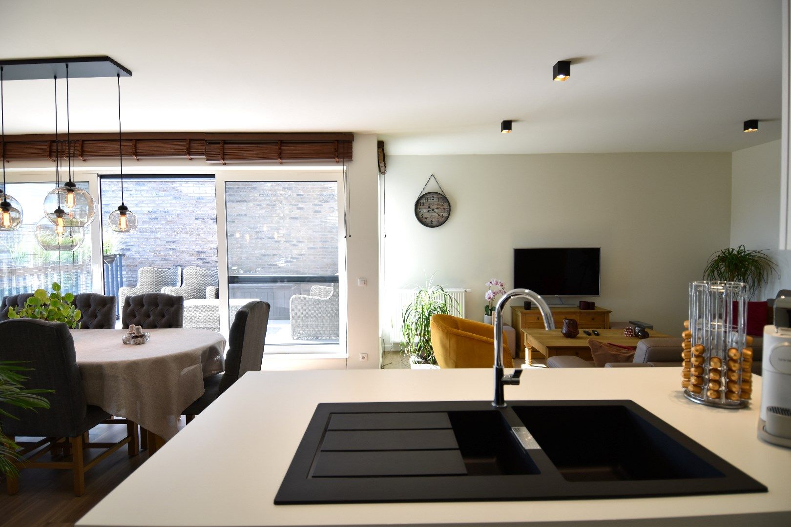 Luxueus afgewerkt 2 slpk appartement met zuidgericht terras te koop in Roeselare foto 5