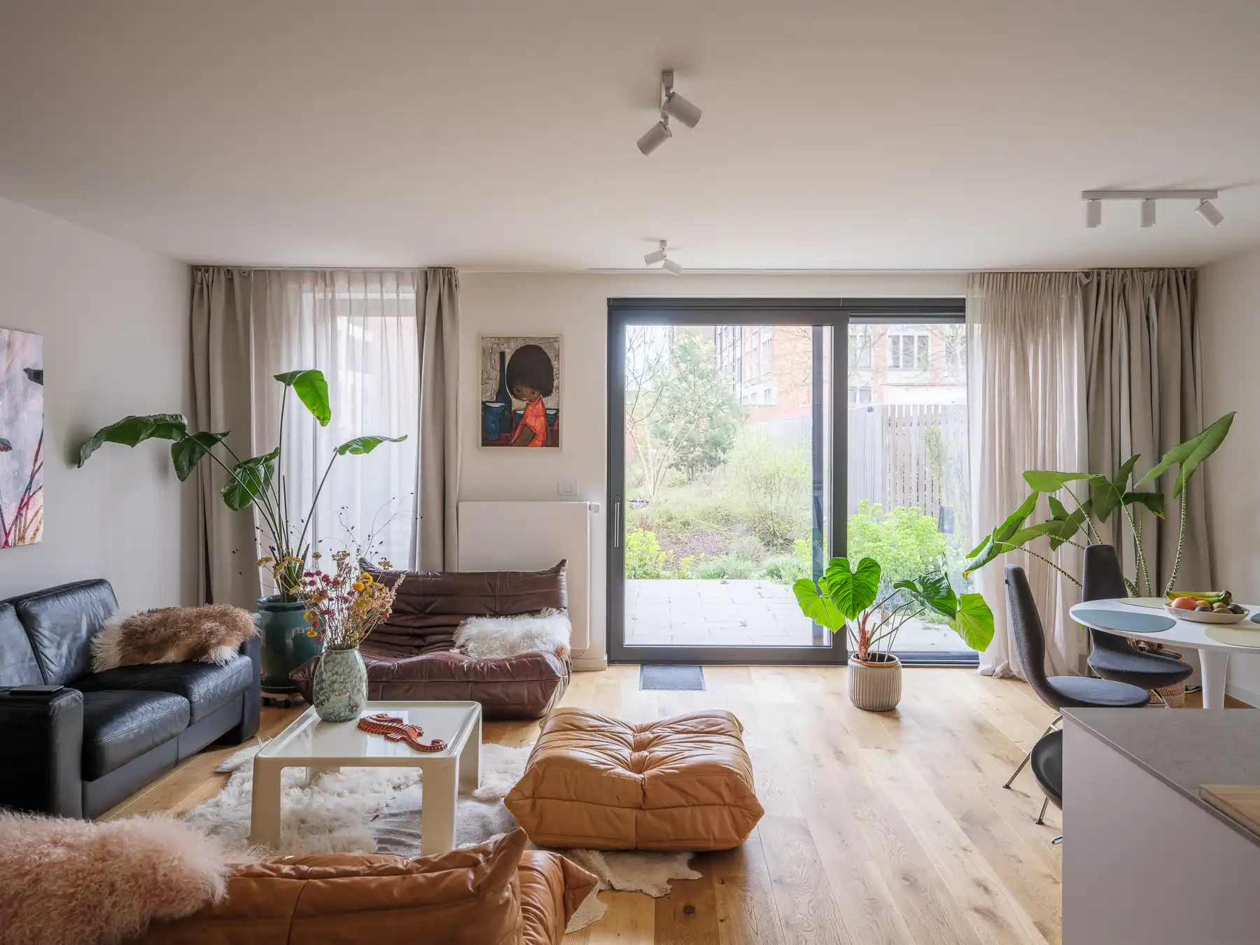 Instapklaar recent appartement met terras foto 2