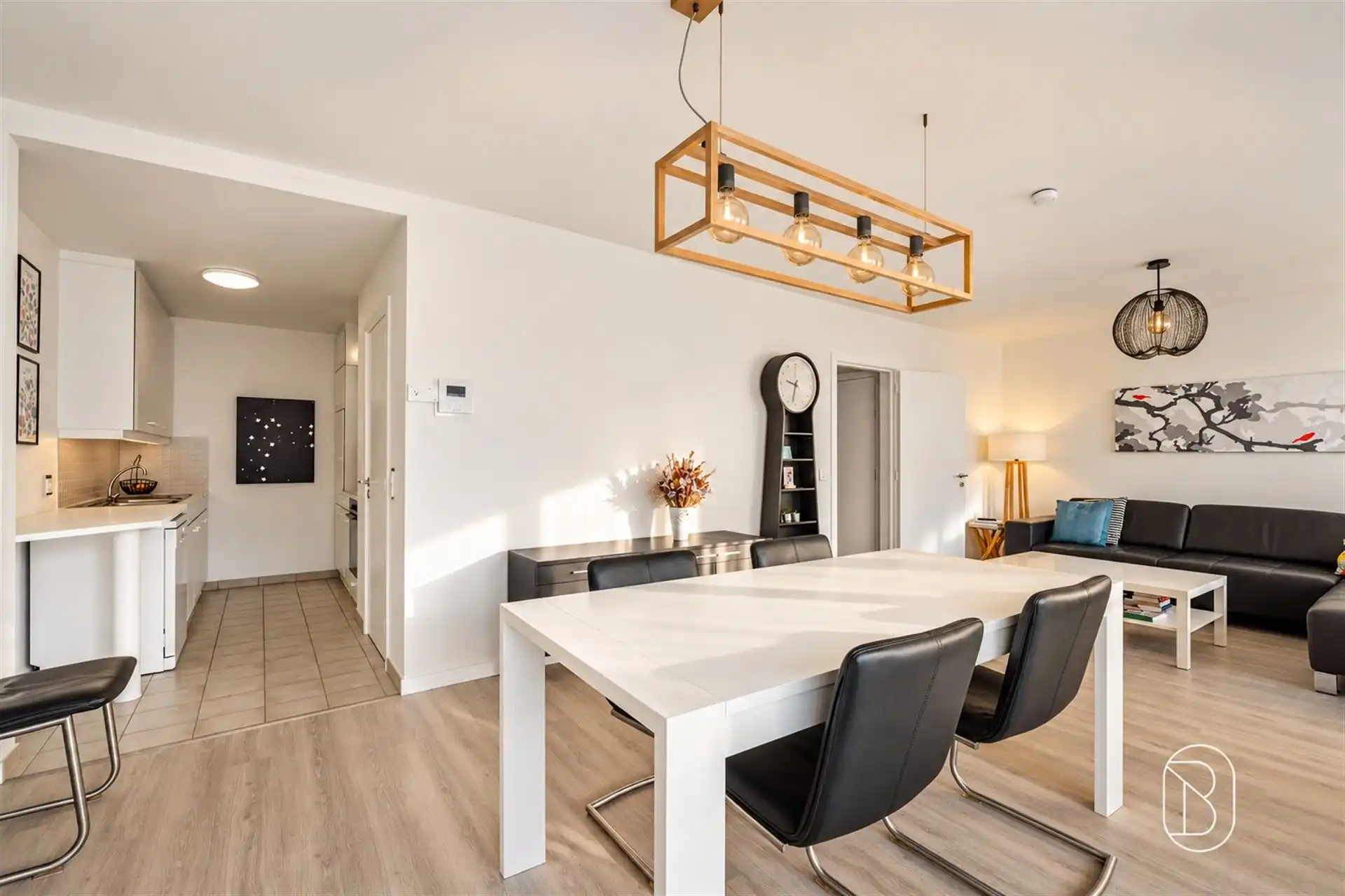 Verzorgd appartement met 2 slk & garage in centrum Kortrijk! foto 3
