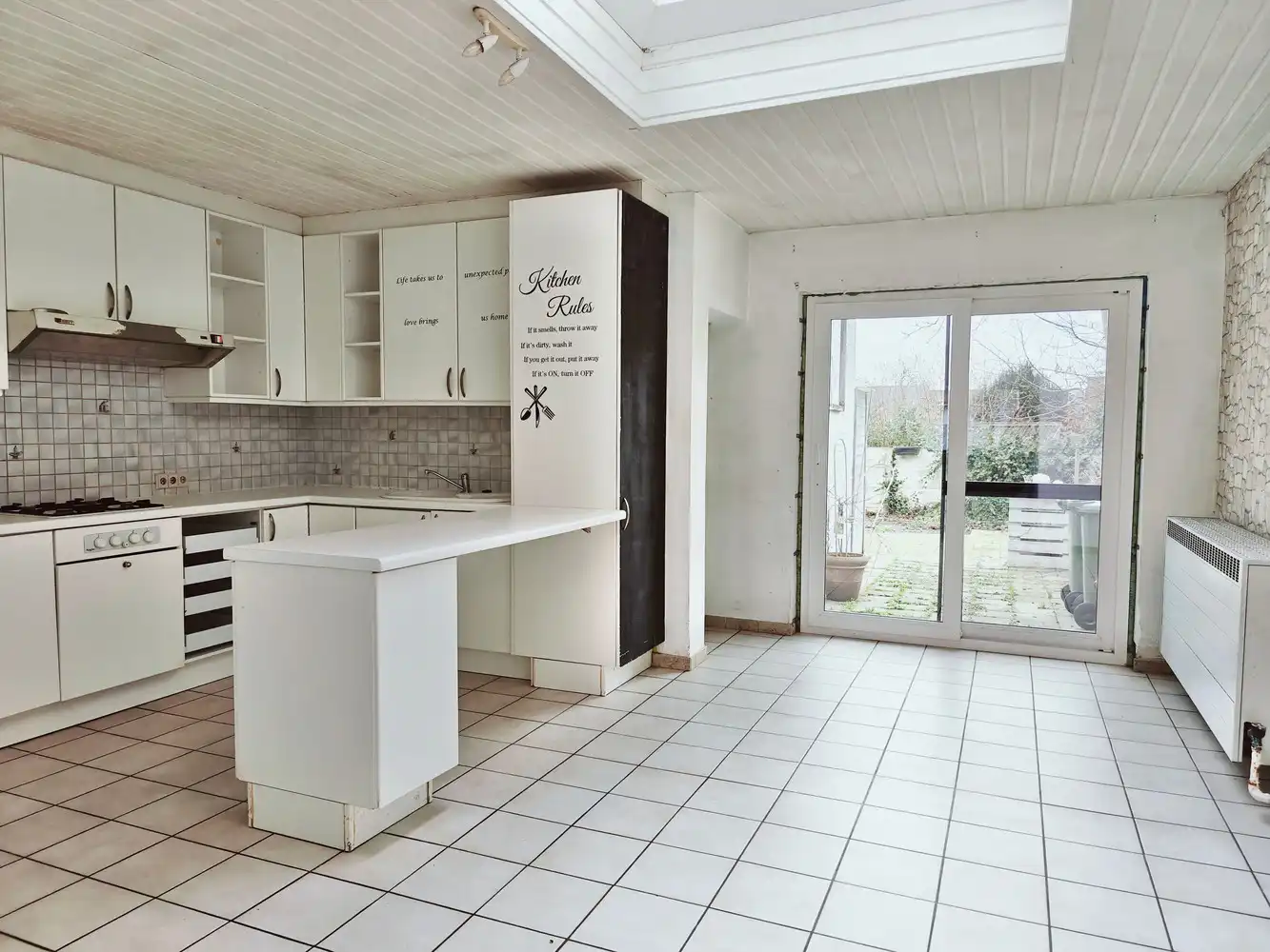 Te renoveren rijwoning met 4 slaapkamers en leuke stadstuin. foto 9