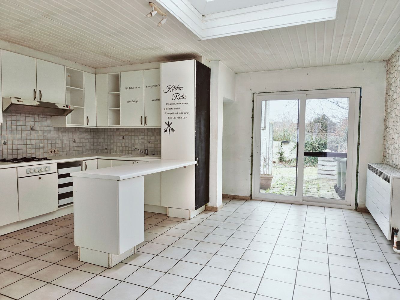 Te renoveren rijwoning met 4 slaapkamers en leuke stadstuin. foto 9