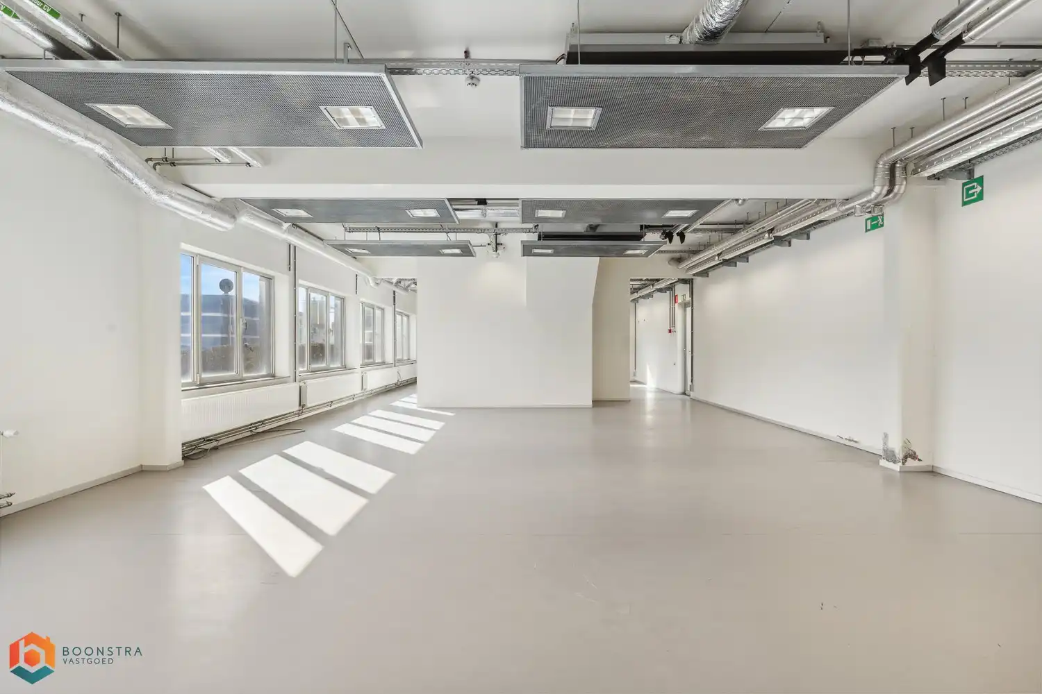 Veelzijdig kantoorgebouw met ruime parking op 2433 m² foto 10