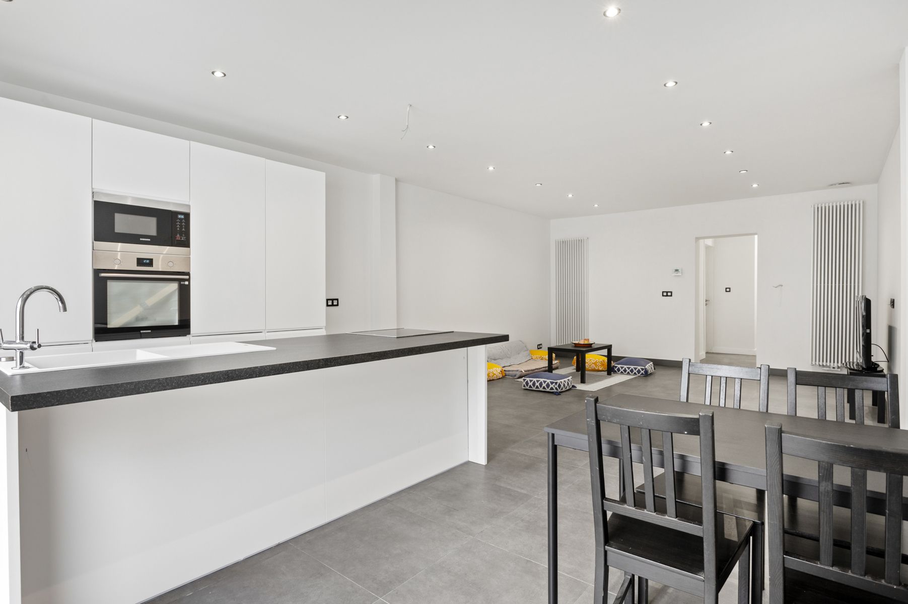 Luxe gerenoveerde woning met 4 slpk en garage foto {{pictureIndex}}