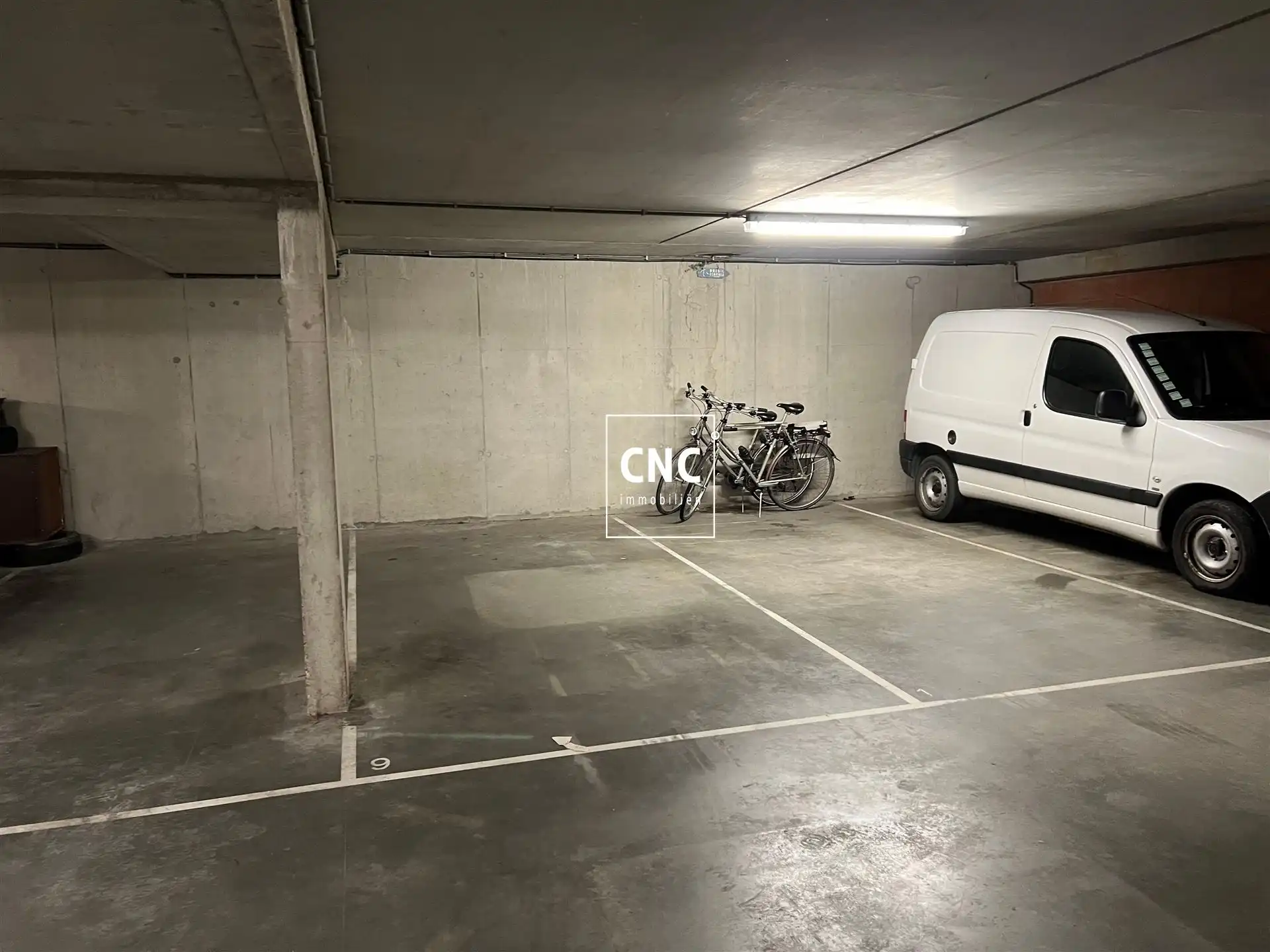 Vlot toegankelijke autostaanplaats in centrum Knokke foto 3