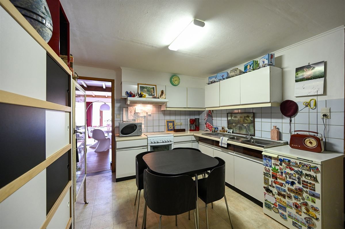 Gelegen in de rustige Voogdijstraat, op wandelafstand van het centrum van Duffel, vind je deze eerlijke, goed onderhouden woning boordevol mogelijkheden. De huidige huurder heeft ze jarenlang met zorg bewoond, maar een frisse wind – en een beetje lie foto 9
