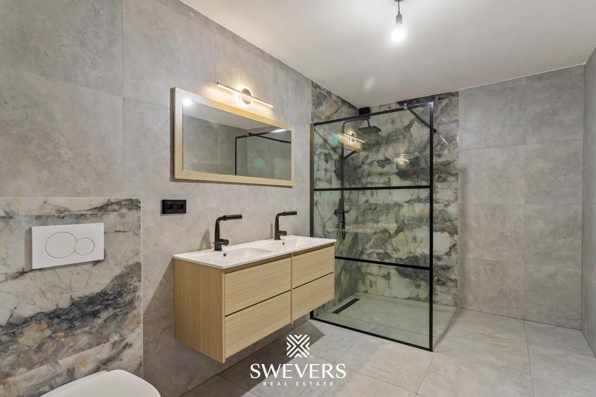 Volledig gerenoveerde gezinswoning met garage en tuin te Genk foto 19