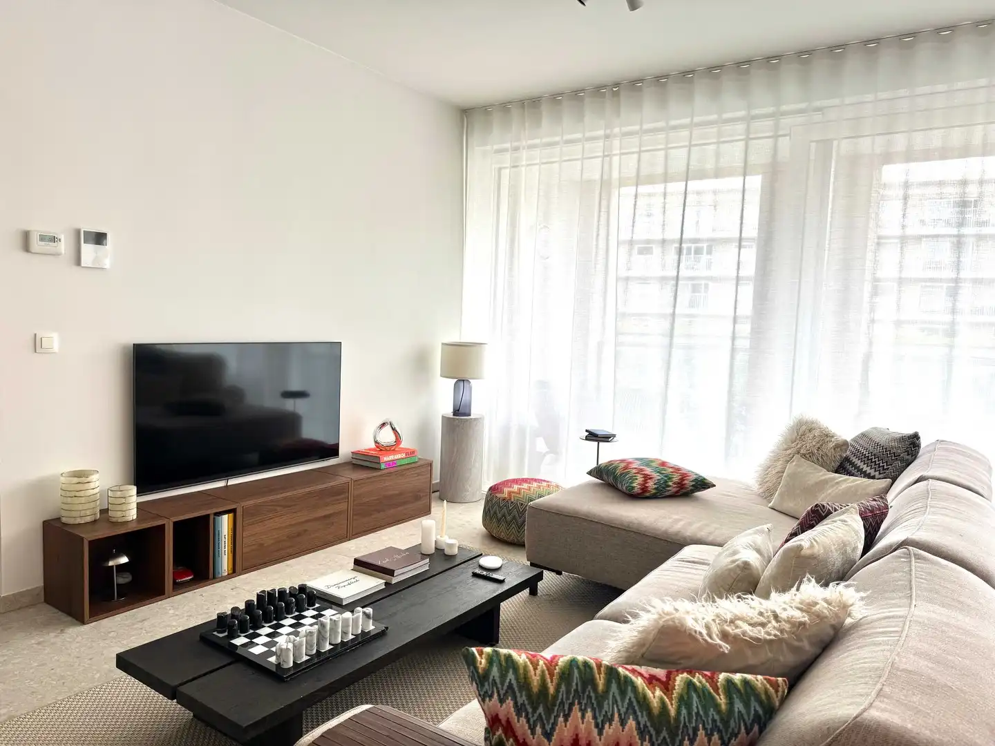 Lichtrijk geschilderd nieuwbouw appartement met 2 slaapkamers, zonneterras, parking en berging foto 2