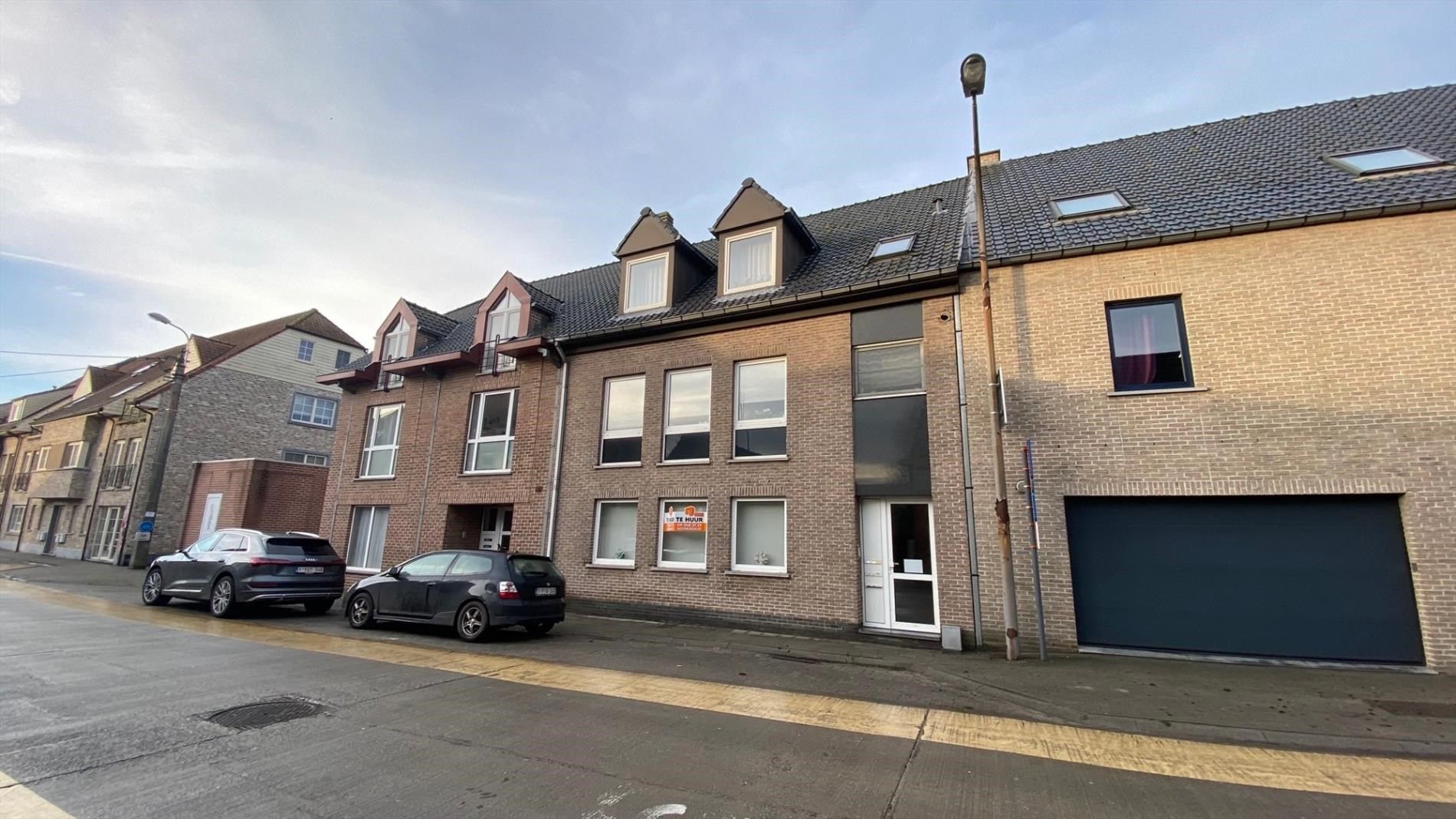 Gelijkvloers appartement met twee slaapkamers en autostaanplaats in Lokeren foto {{pictureIndex}}