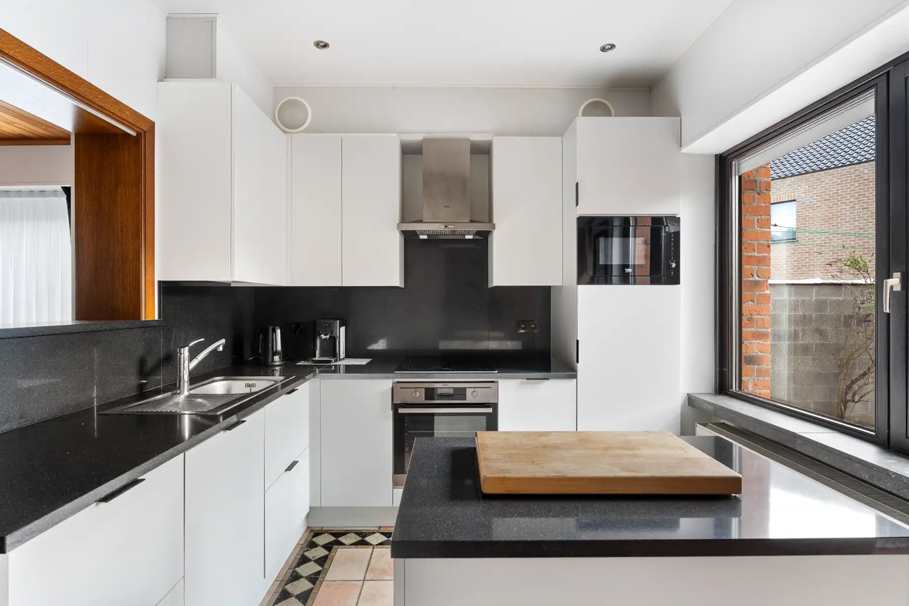 Lichtrijke woning met ruime indeling en sterk potentieel foto 9