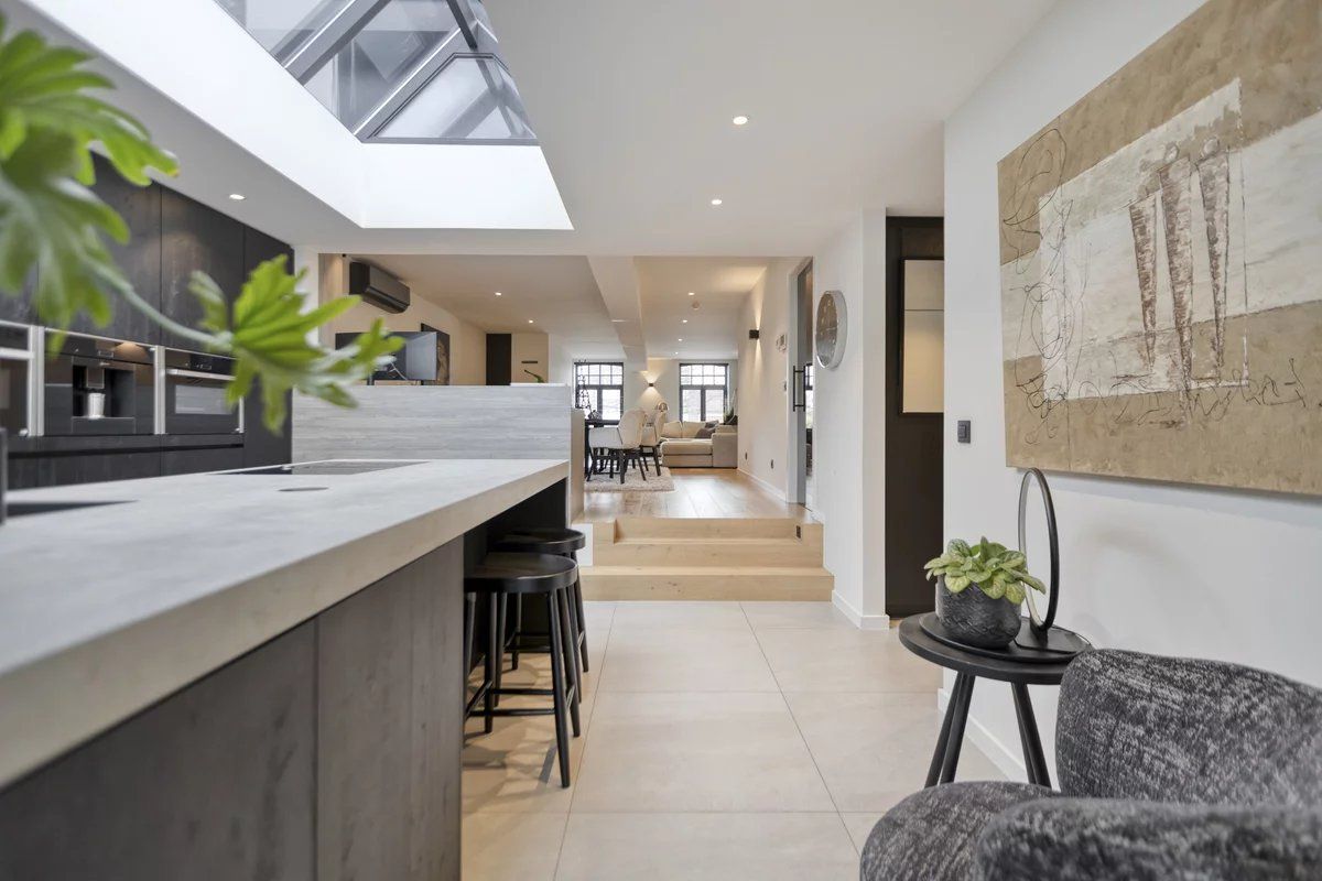 Zeer ruim handelspand met tuin en exclusief triplex  appartement met privé-lift en 2 slaapkamers, garage en staanplaats. foto 12