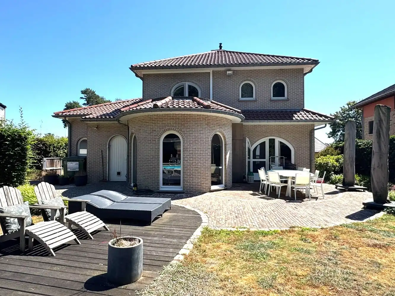Villa met zwembad en bijgebouw foto 3