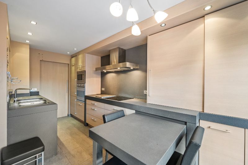 Zonnebeke. Half-open polyvalent ruim gebouw / handelshuis met apart magazijn van +/- 170m2 en  3-5 slaapkamers en apart kantoor / hobby / handelsruimte. Goede staat ! foto 3