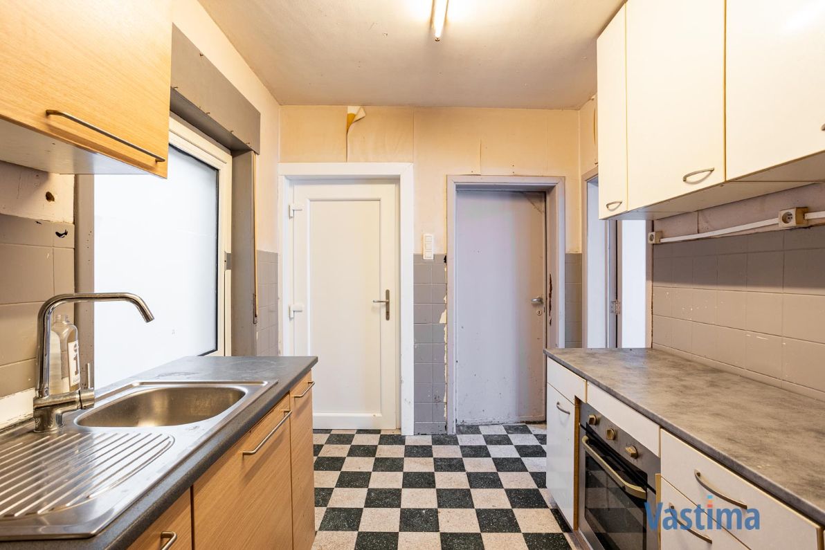 Te renoveren gezinswoning met potentieel op een gunstige locatie foto 9