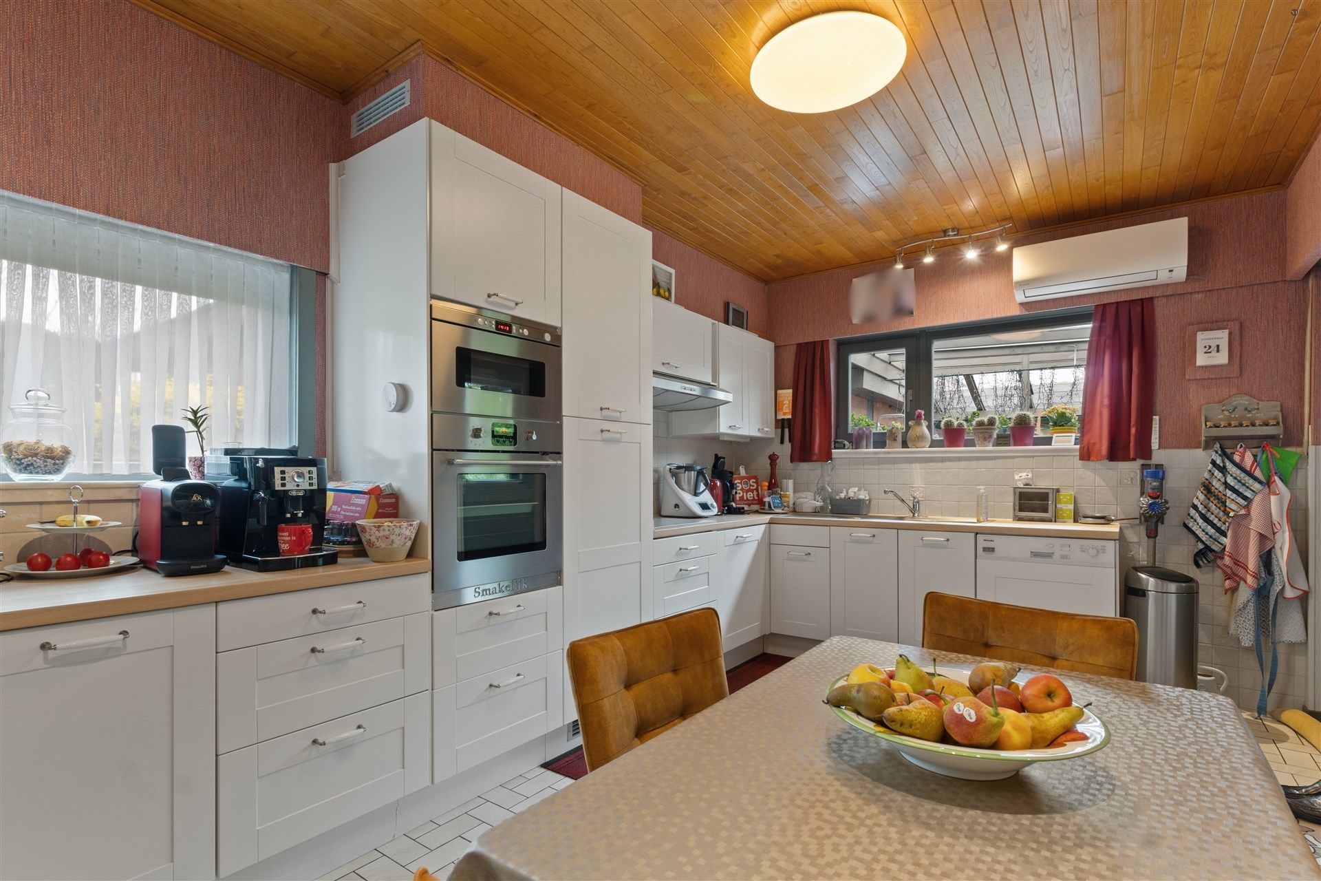 Rustig gelegen bungalow op 578m² grond met 33 zonnepanelen foto 9