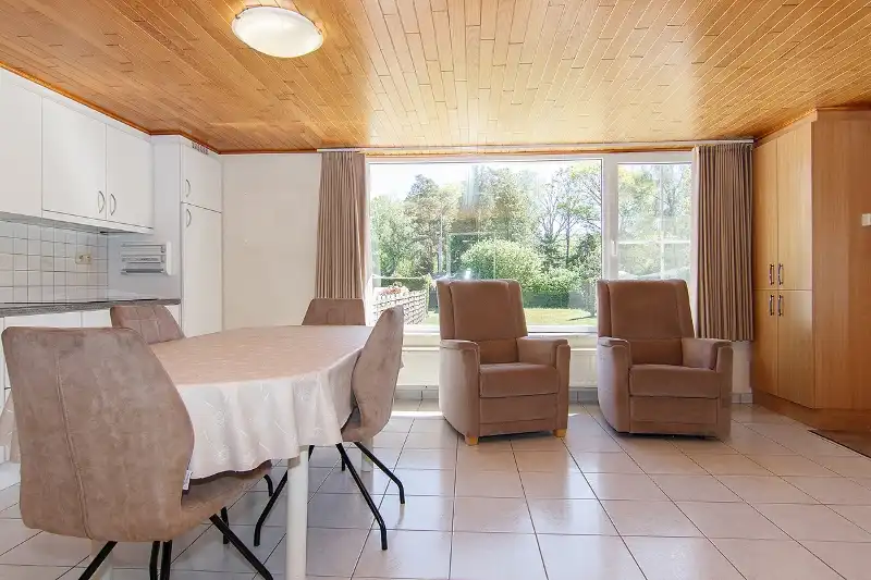 Ruime en rustig gelegen, te renoveren gelijkvloerse woning met bijna volledige onderkeldering op een knap perceel foto 11