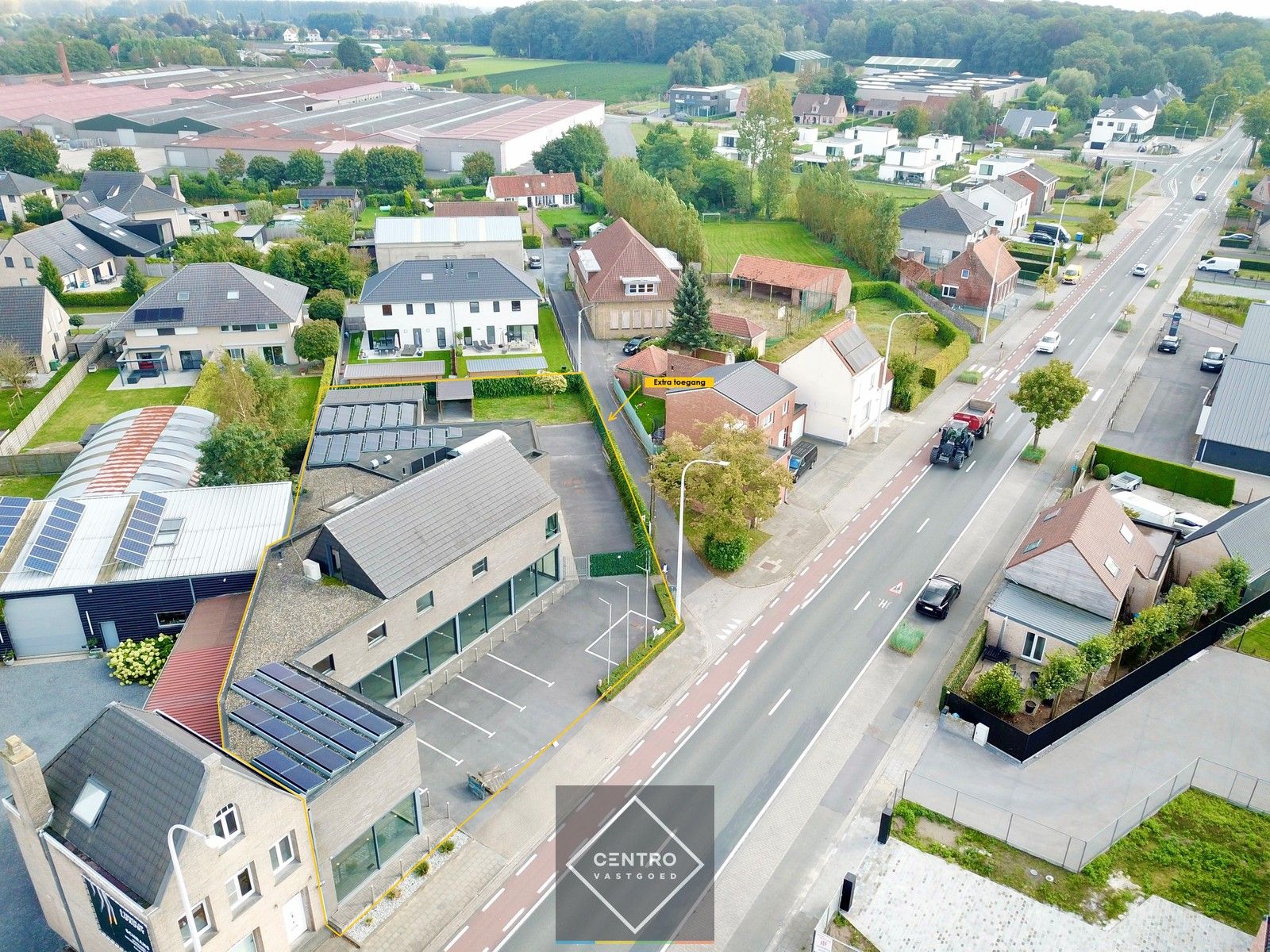 Instapklaar & quasi energieneutraal HANDELSPAND bestaande uit HANDELSRUIMTE (330m²), WERKPLAATS, dubbele GARAGE met binnenkoer en APPARTEMENT (4 slpkms). Inclusief 7 private parkeerplaatsen voor de deur! foto 28