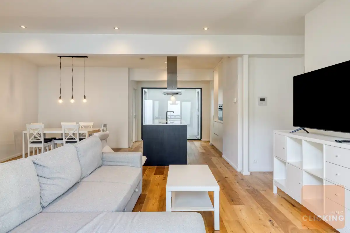 Stijlvol en recent appartement met tuin en patio foto 3