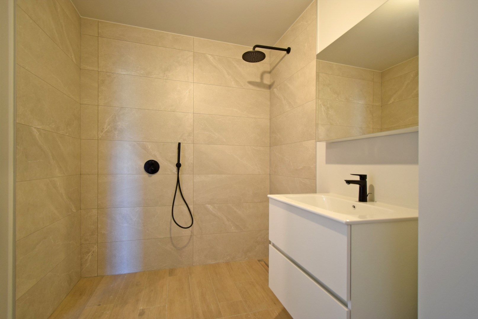 VOLLEDIG GERENOVEERD APPARTEMENT MET GARAGE foto 9