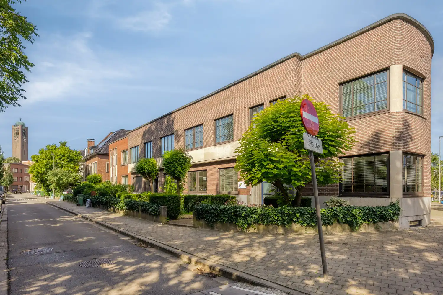 Karaktervol interbellum kantoorgebouw in de gegeerde Expowijk te Antwerpen! foto {{pictureIndex}}