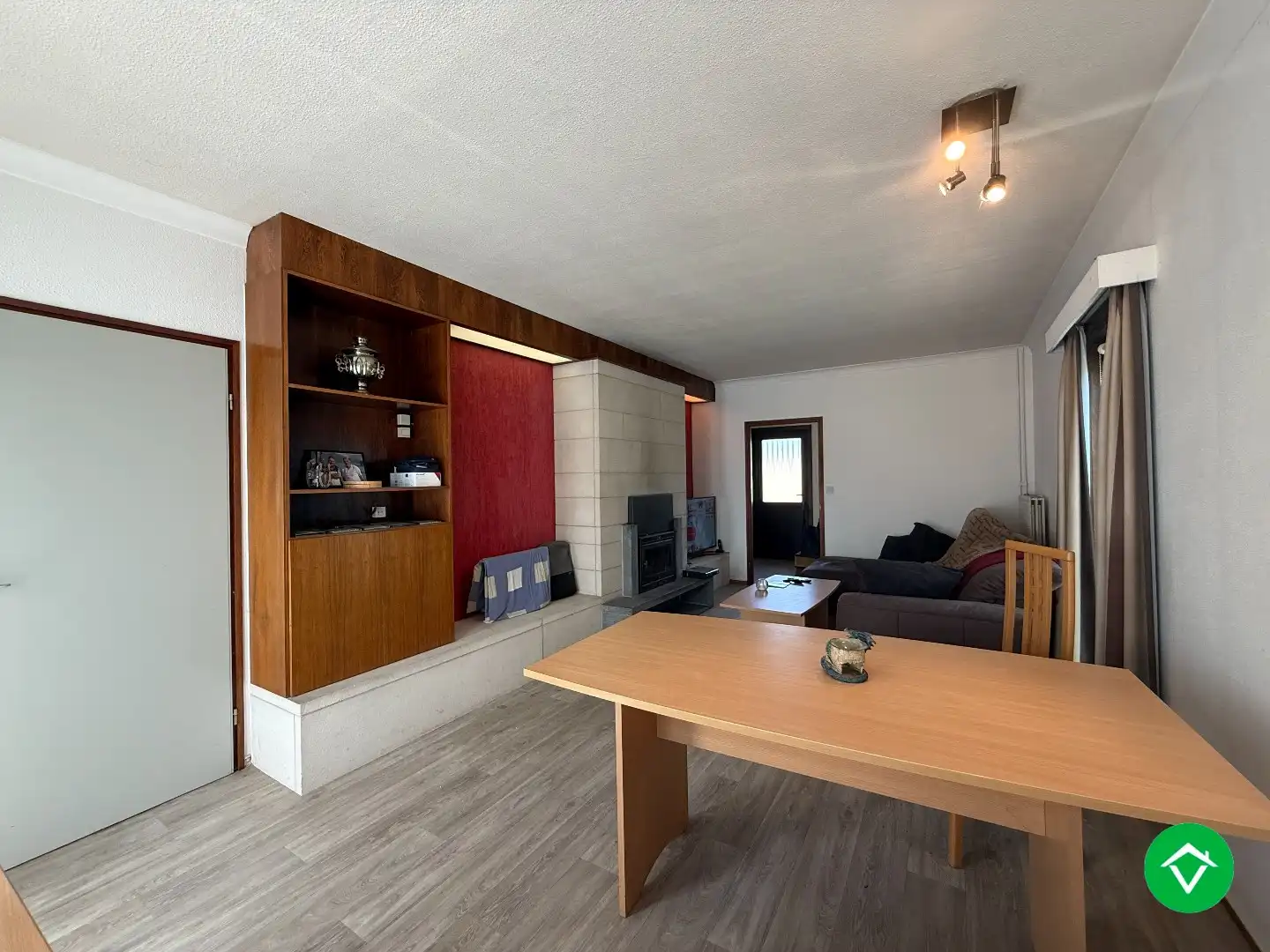 Rustig gelegen gelijkvloerse halfopen woning met 2 slpk's + dubbele garage foto 3