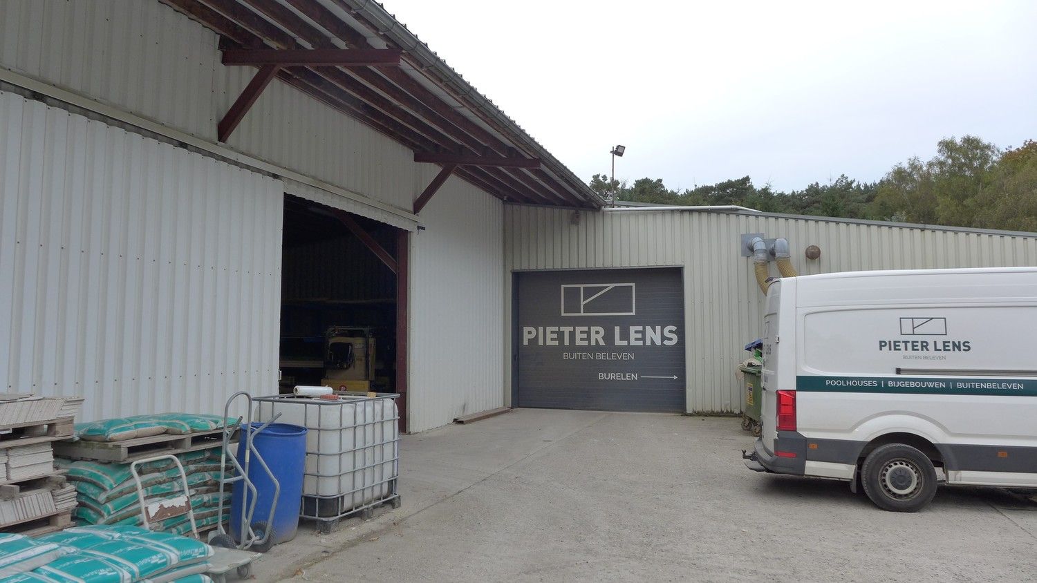 Bedrijfspand met terrein foto 9