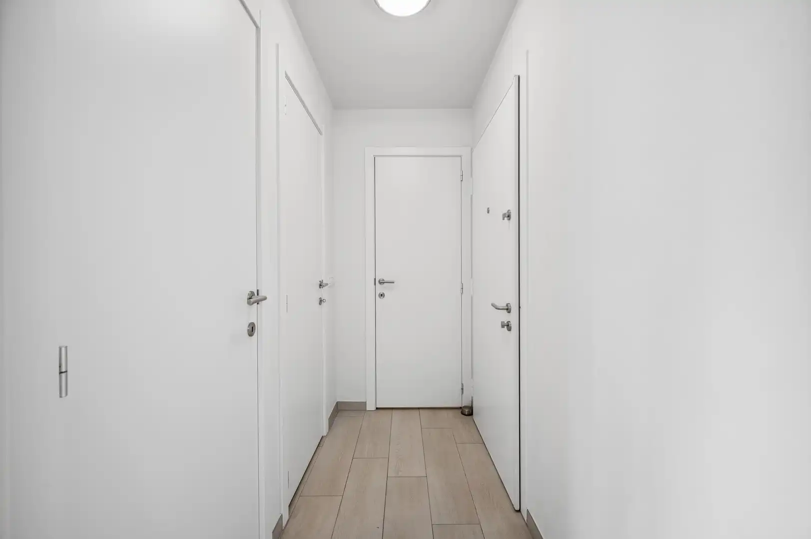 Modern 1-slaapkamerappartement met terras foto 18